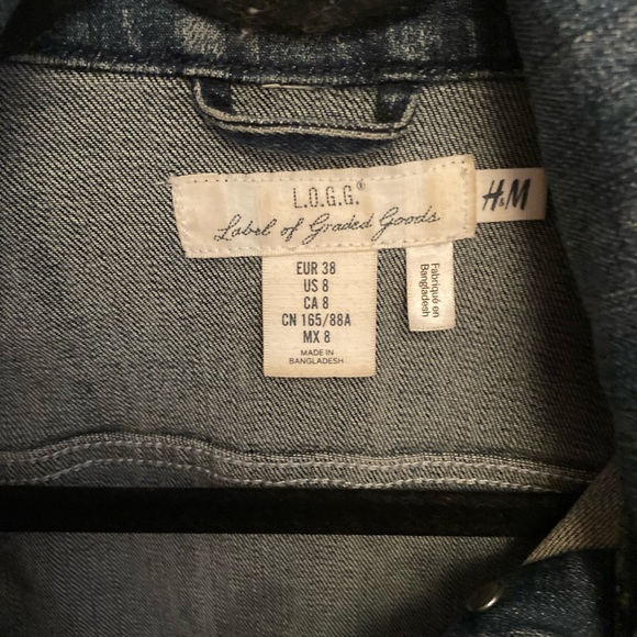 H&M. Denim jacket Size 8 . Medium blue wash in colour. Great preloved condition - Picture 4 of 4